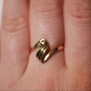 🎉Sale🎉 10k Yellow Gold Swirl Ring w/ Diamond